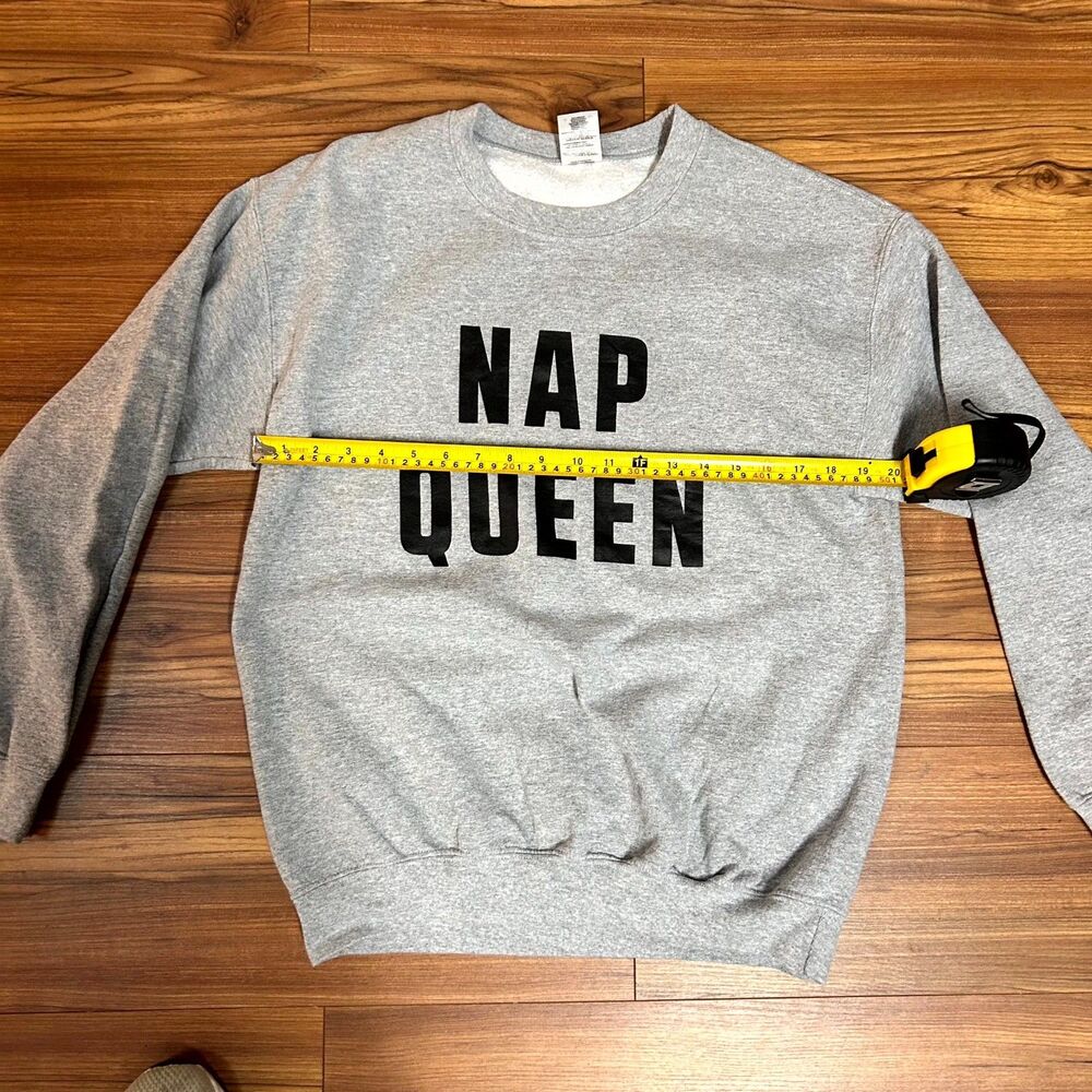 Gildan Heavy Blend Sweatshirt Womens M Gray Nap Queen Graphic Fleece Streetwear - Picture 7 of 8